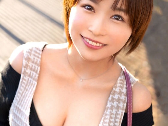 【巨乳娘の淫乱プレイ】エロカワ娘がセクシー衣装で大胆露出！巨乳を揺らしながら感じまくり、濃厚セックスでイキまくる！最後はおっぱいにザーメンぶっかけで大興奮！♡