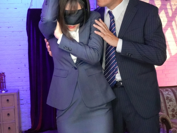 【OLれむの秘密バイト】『ダメ…お客様…♡』巨乳美少女がOL姿で風俗プレイ！涼森れむちゃんが痴漢され、敏感ボディを弄られまくり！仕事中の制服姿から一転、肉棒挿入で本気のエロモードに！！