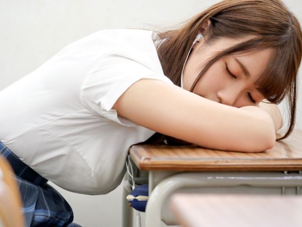 【主観】『昔と違うよ…』久しぶりに会った巨乳幼馴染が超セクシーな女に！誰もいない教室で放課後、大人のカラダに成長した彼女と甘酸っぱい青春セックス♥ 昔の気持ちが再燃するほど熱いひと時！