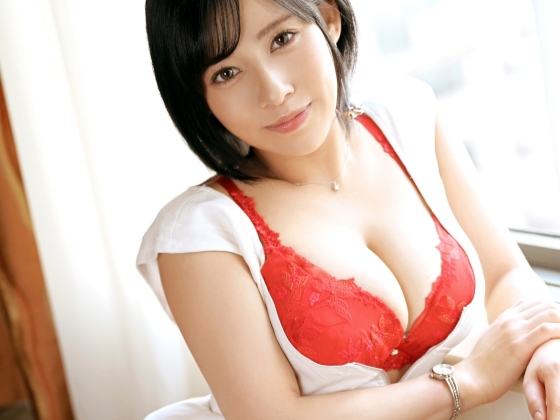 【爆乳お姉さんの淫乱プレイ】ダイナマイトボディの美女がチ○コを激しゃぶ！ビンビンに勃起した肉棒でオマ○コを激突きされ、感じまくるエロいお姉さん！